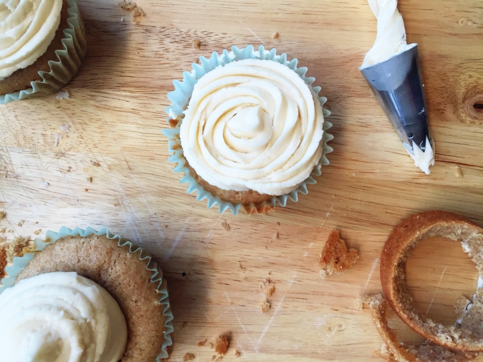 frosting cupcakes